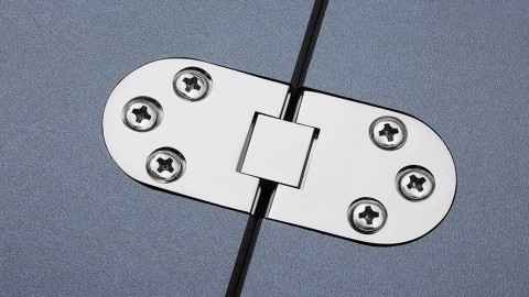 Detailaufnahme eines Metallscharniers mit sechs Schrauben zur Verbindung von Messewänden im Expolinc System