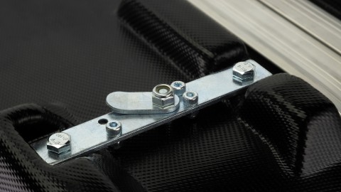 Metallverschluss eines Expolinc Transportkoffers mit stabiler Halterung und Verriegelungsmechanismus