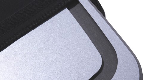 Glatte silberne Abdeckplatte mit passender Schutzkante für den Expolinc Messetresen oder Transportkoffer