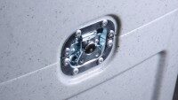 Detailaufnahme eines stabilen Metallverschlusses an einem Expolinc Transportkoffer aus Kunststoff