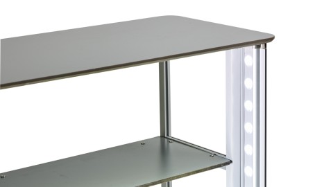 Detailansicht des Expolinc Light Frame Counter mit leuchtenden LED-Streifen und zwei Ablageflächen