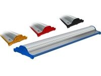 Vier Roll-Up-Kassetten in verschiedenen Farben: Blau, Rot, Gelb und Schwarz.