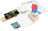 Geschäftsausstattung mit bedruckten Mappen, Visitenkarten, Briefpapier und Broschüren in abgestimmtem Corporate Design