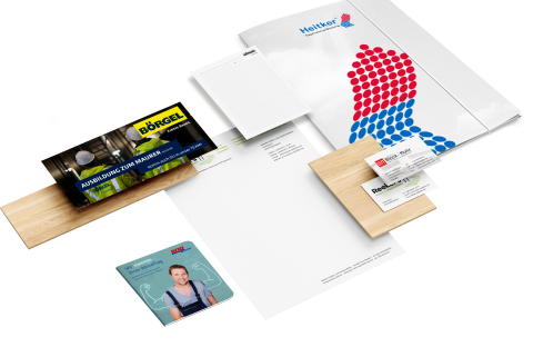 Komplette Geschäftsausstattung – Folder, Briefpapier und Visitenkarten im einheitlichen Design Geschäftsausstattung mit bedruckten Mappen, Visitenkarten, Briefpapier und Broschüren in abgestimmtem Corporate Design