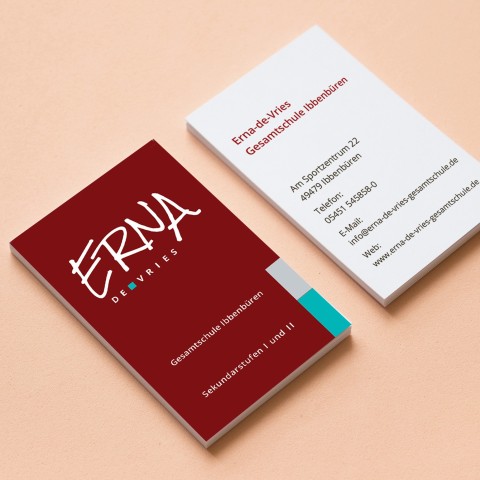Zwei moderne Visitenkarten im ERNA Design mit klarer Typografie und Farbkontrast, Beispiel für professionellen Druck Individuelles Visitenkartendesign – hochwertige Drucksachen für Gesamtschule Erna