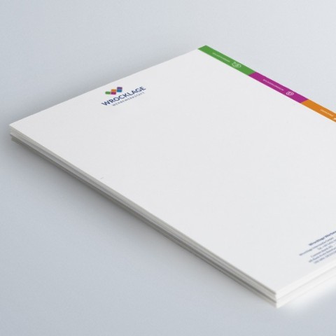 Professionelles Briefpapier – Teil einer einheitlichen Geschäftsausstattung im Corporate Design Briefpapier mit dezentem Farbstreifen-Design, gestaltet als Bestandteil einer modernen Geschäftsausstattung