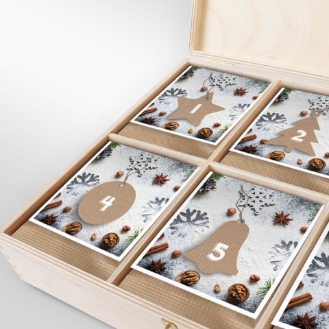 Individuell gestaltete Adventskalender-Verpackung – kreative Druckidee mit Holzbox und Zahlendesign Geöffnete Holzbox mit 24 nummerierten Fächern als individuell bedruckter Adventskalender für Werbezwecke