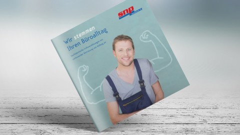 Quadratische Imagebroschüre mit Titelmotiv eines Handwerkers und dem Slogan ‚Wir stemmen Ihren Arbeitsalltag‘