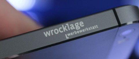 Feine Lasergravur auf Metall – präzise Veredelung für Produkte und Geräte Detailaufnahme einer Lasergravur mit dem Schriftzug Wrocklage Werbewerkstatt auf einer metallischen Oberfläche