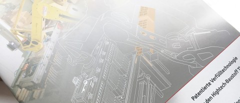 Exklusive Druckveredelung mit Goldfolie – edle Akzente für hochwertige Printprodukte Detailaufnahme einer Druckveredelung mit goldener Folienprägung auf Papier, Beispiel für edlen Druck und hochwertige Gestaltung