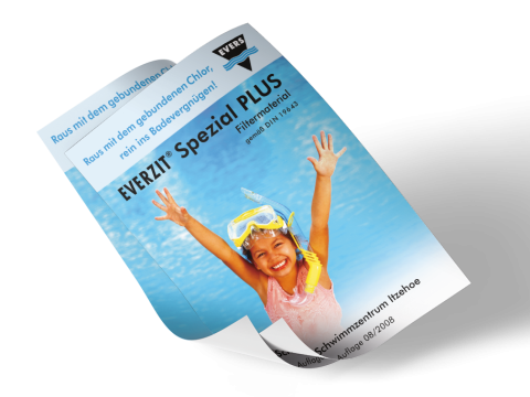 Flyerdesign für EVERZIT Spezial PLUS – frisches Kampagnenmotiv mit Schwimmbadthema Werbeflyer mit fröhlichem Kind im Schwimmbecken, Kampagnenmotiv für EVERZIT Spezial PLUS Filtermaterial