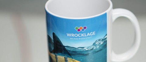 Individuell bedruckte Tasse mit Firmenlogo – kreatives Werbegeschenk für Markenauftritt