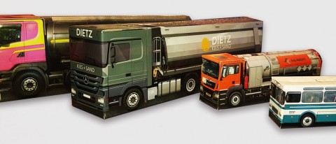 Mehrere farbige LKW-Verpackungen mit Firmenaufdruck, Beispiel für individuelle Werbemittel und Promotionartikel