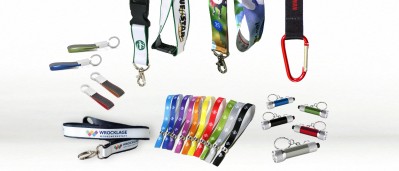 Verschiedenfarbige Schlüsselbänder und USB-Sticks mit Logos, typische Werbemittel für Veranstaltungen und Firmenaktionen