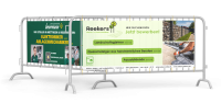 Zaunbanner mit Werbung für die Stellenangebote von Reekers Garten- und Landschaftsbau mit Fotos und Texten zu Elektriker, Landschaftsgärtner, Quereinsteiger und Auszubildende.