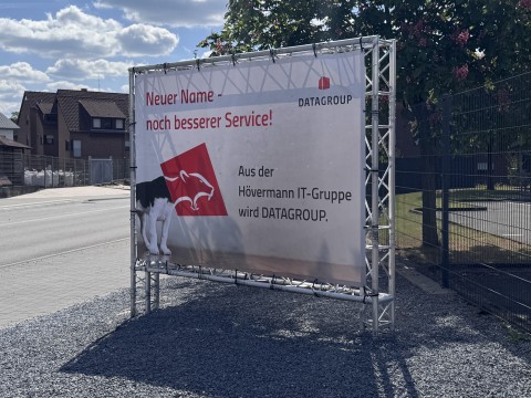 Bauzaun Banner mit Aluminiumrahmen – wetterfeste Außenwerbung Stabiles Bauzaun Banner mit Spannrahmen – effektive Outdoor-Werbung für Datagroup