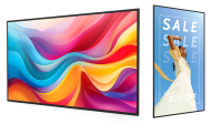 Zwei professionelle Digital Signage Monitore, links im Querformat mit farbintensivem Design, rechts im Hochformat mit SALE-Werbung für Modeangebote