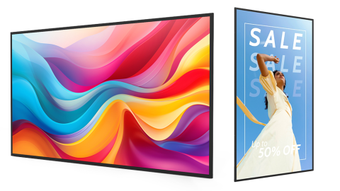 Zwei professionelle Digital Signage Monitore, links im Querformat mit farbintensivem Design, rechts im Hochformat mit SALE-Werbung für Modeangebote