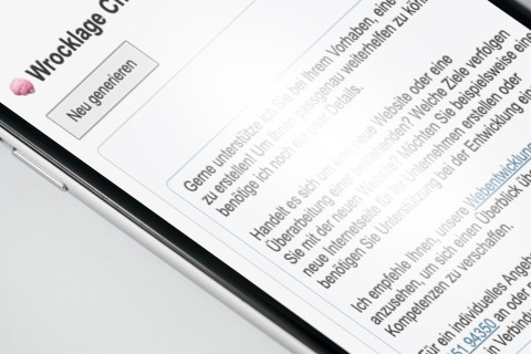 Nahaufnahme von Mobiltelefon und Webseite Nahaufnahme eines Mobiltelefons, das eine Webseite mit Text anzeigt