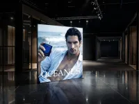 BIG LEDUP PRO LED Display für Parfum Präsentation mit großformatigem Textilrahmen