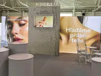 LEDUP Messestand mit beleuchteten Textilwänden und integrierter TV Präsentation