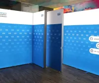 LEDUP Messestand System mit integriertem Türmodul und modularen Wandaufbau