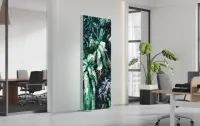 LEDUP Stele LED Display Säule mit Naturmotiv im modernen Innenraum