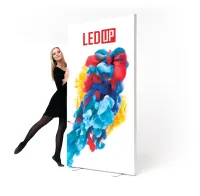 LEDUP LED Displaywand mit farbigem Motiv und Person zur Größenveranschaulichung