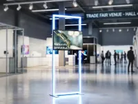 LINEUP Stele mit integrierter TV Halterung für digitale Präsentation am Messestand