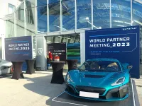 BIGUP Messestand beim Rimac Event mit Textilspannrahmen und Fahrzeugpräsentation