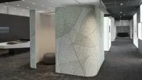 Moderner Showroom mit Octanorm Messestandsystem und großflächigen Präsentationswänden