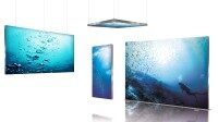 Mehrere rechteckige Hängedisplays mit blauem Unterwasser-Motiv, an der Decke befestigt