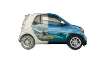 Fahrzeugbeschriftung im Digitaldruck – kreatives Autodesign für Markenpräsenz Smart-Auto mit halb gestaltetem Design: linke Seite Skizze, rechte Seite mit Digitaldruck und Fischmotiv als Beispiel moderner Fahrzeugbeschriftung