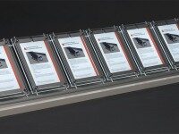 LED-Schaufenster-Display mit mehreren beleuchteten Acrylrahmen, präsentiert Exposés auf einer Fensterbank als modernes Standsystem