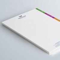Professionelles Briefpapier – Teil einer einheitlichen Geschäftsausstattung im Corporate Design Briefpapier mit dezentem Farbstreifen-Design, gestaltet als Bestandteil einer modernen Geschäftsausstattung