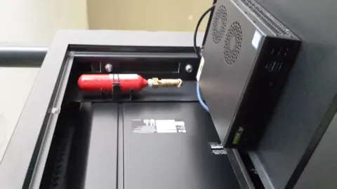 Wandgehäuse mit eingebauter Feuerlöschanlage